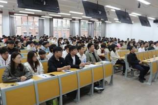 人们在看台上的人群低可信度描述已自动生成